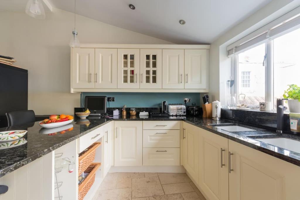 Four Bedroom Townhouse In Famous Suffolks Area كيلتنهام المظهر الخارجي الصورة