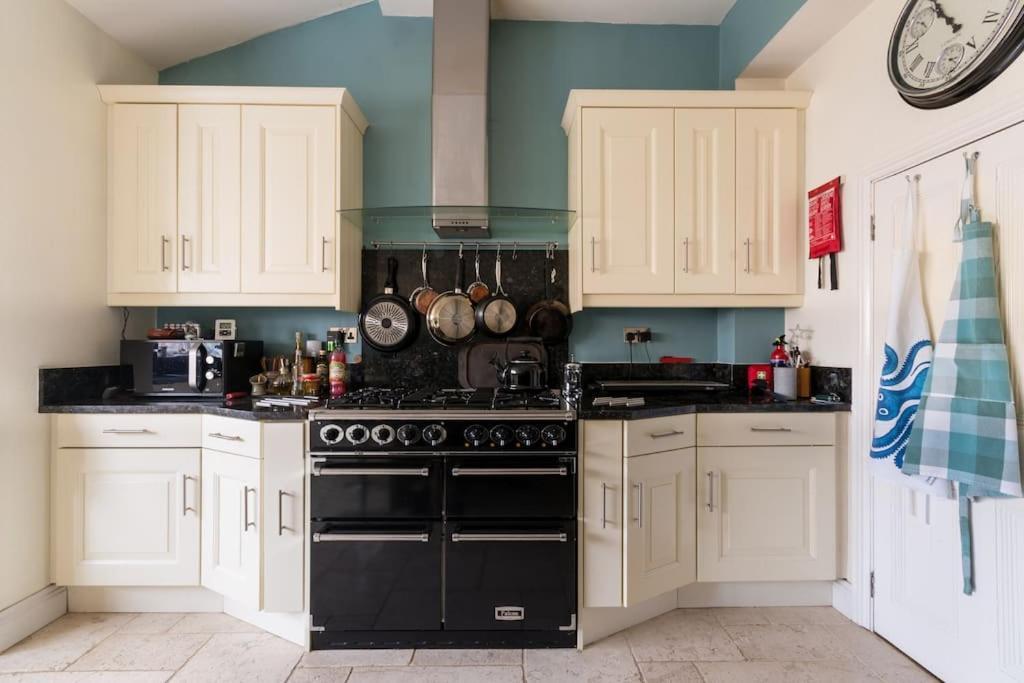 Four Bedroom Townhouse In Famous Suffolks Area كيلتنهام المظهر الخارجي الصورة